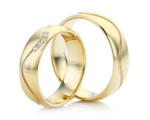 wedding-rings-set-in-yellow-gold.jpg