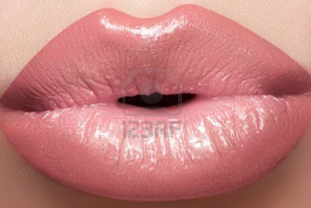 11572491-gentle-kus-mooie-mode-lip-make-up-macro-van-vrouwelijke-lippen-met-natuurlijk-licht-make-up.jpg