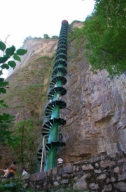 پلکان مارپیچی در کوه تایهانگ در چین.jpg