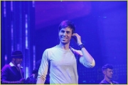 enrique-iglesias-pumps-up-the-crowd-on-new-years-eve-2014-04.jpg