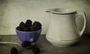 food-vintage-Blackberry-berry-bowl-lilac-jug-white-spoon-table-style-694x417.jpg